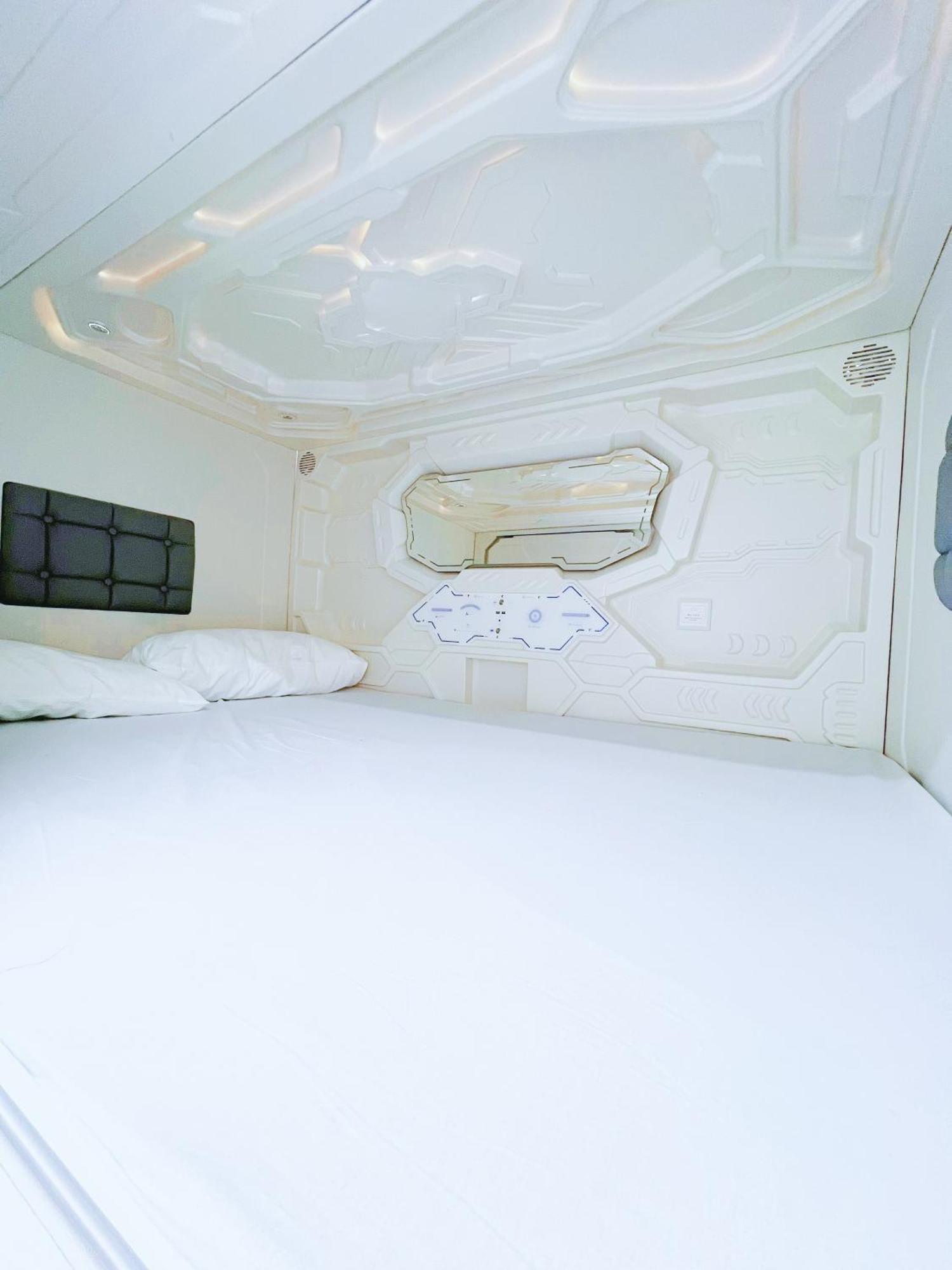 Hostel Space Capsule Madrid Exterior photo