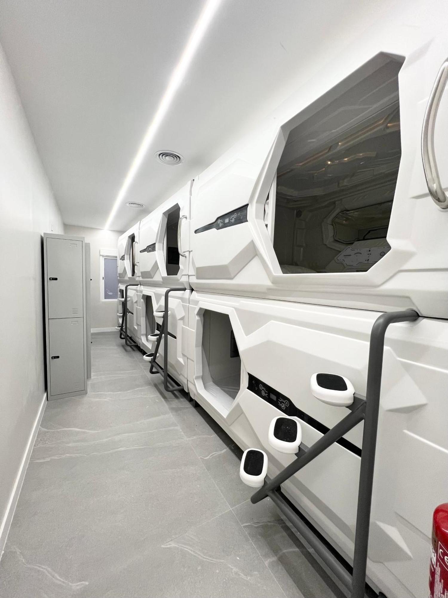 Hostel Space Capsule Madrid Exterior photo