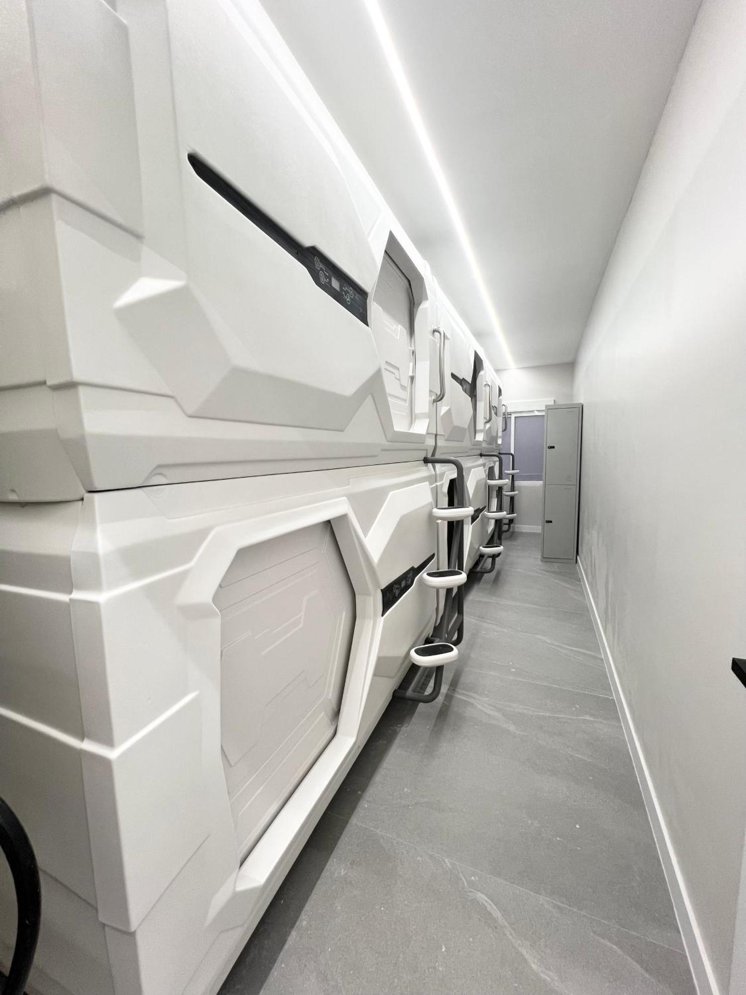 Hostel Space Capsule Madrid Exterior photo