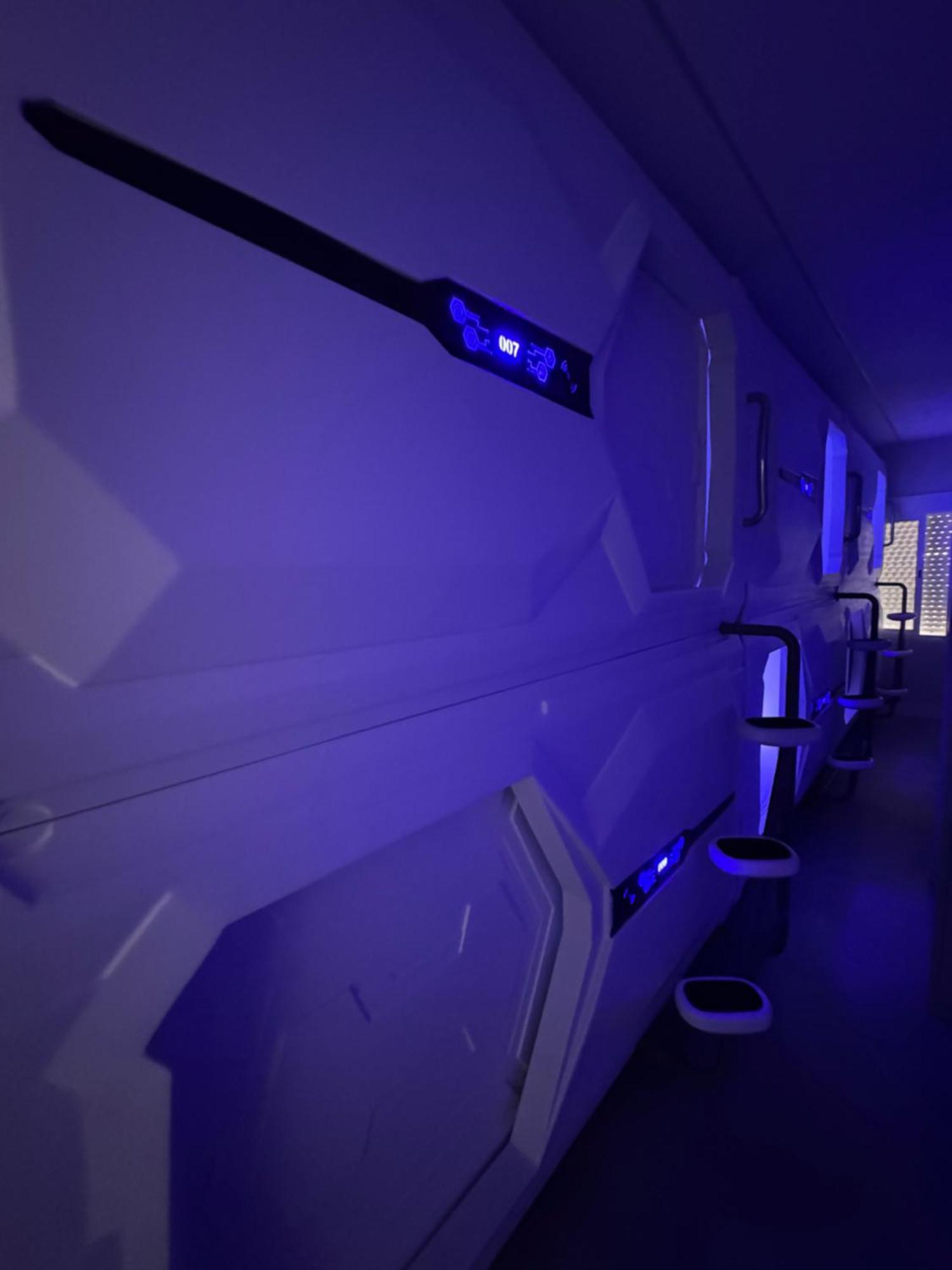 Hostel Space Capsule Madrid Exterior photo