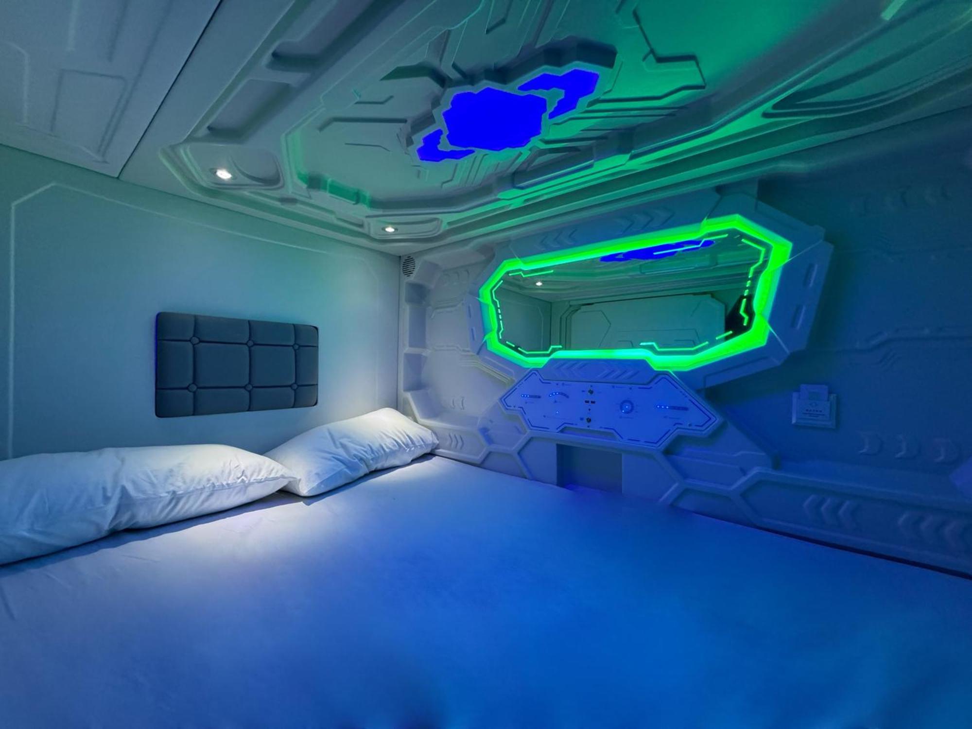 Hostel Space Capsule Madrid Exterior photo