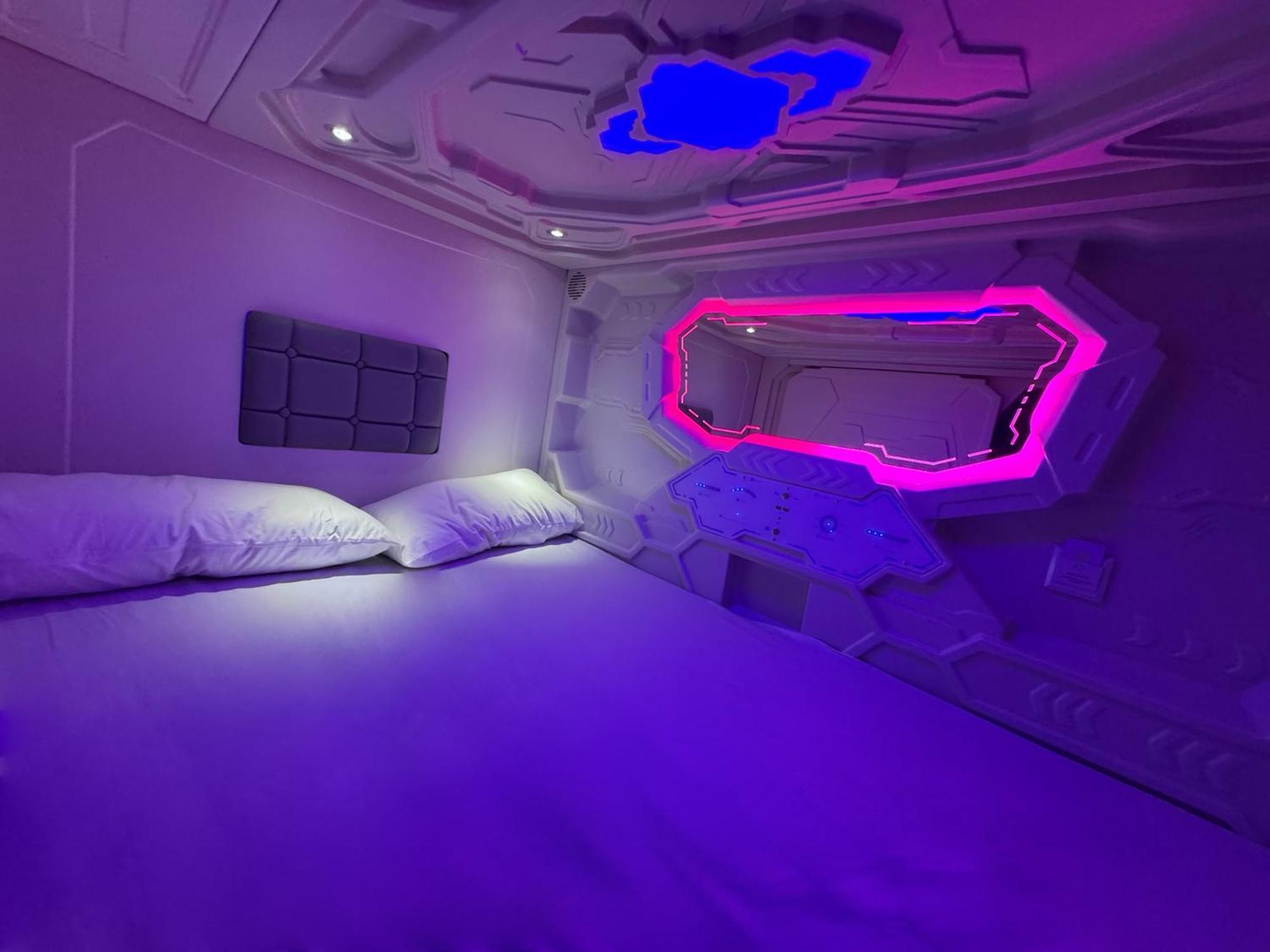Hostel Space Capsule Madrid Exterior photo